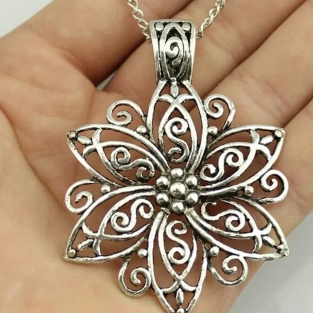 Silver plated fashion necklace